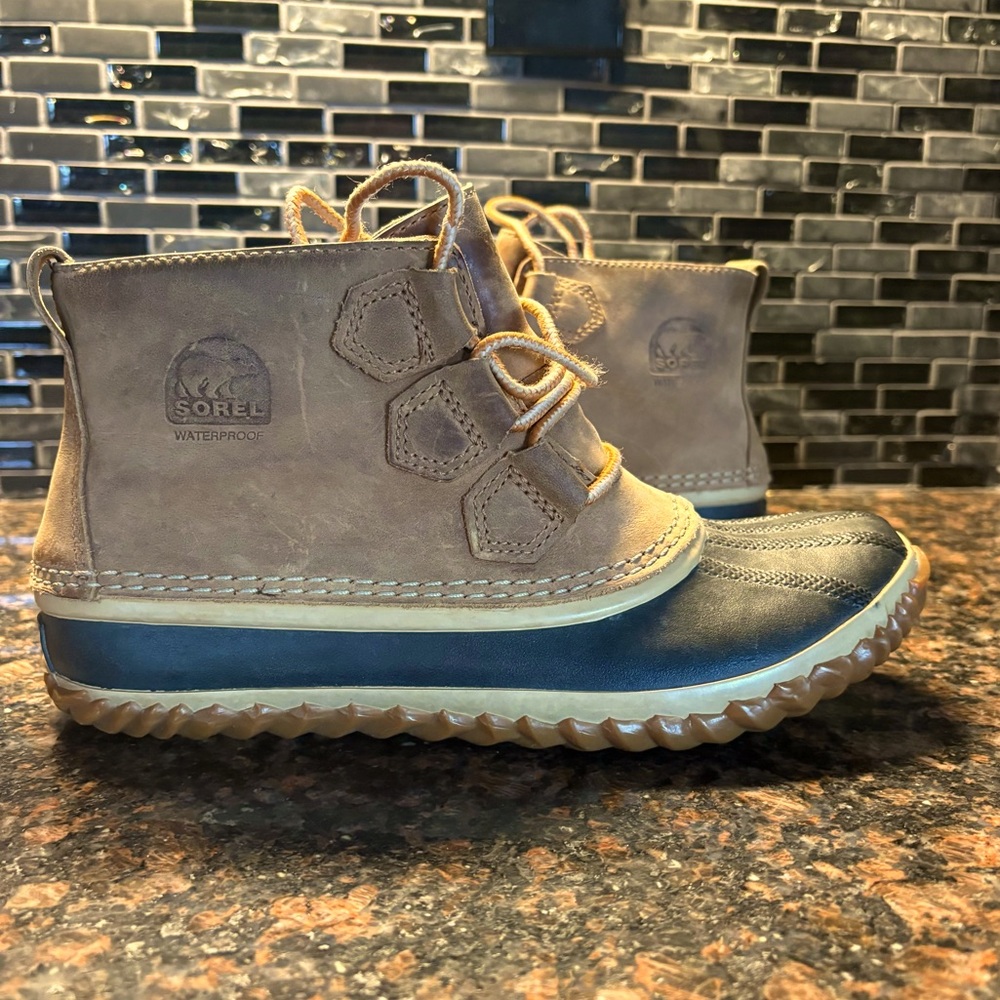 Sorel Out 'N About brown black Classic Duck Boots Size 8